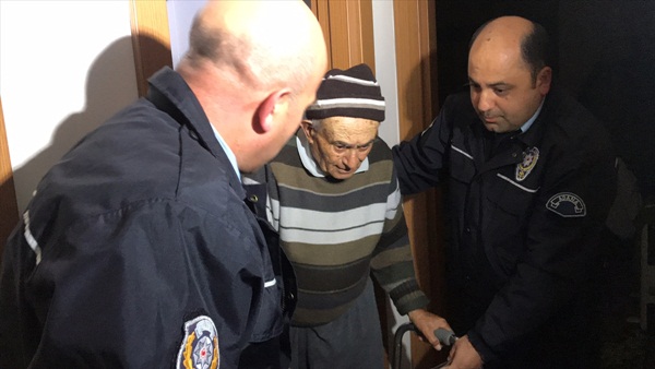Evinde mahsur kalan yaşlı adamı kurtarmak için zamanla yarıştılar