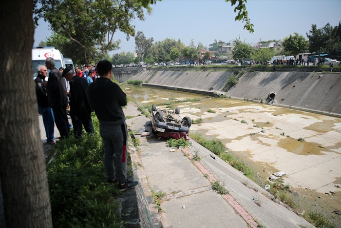 Adana'da otomobil yürüyüş yoluna devrildi