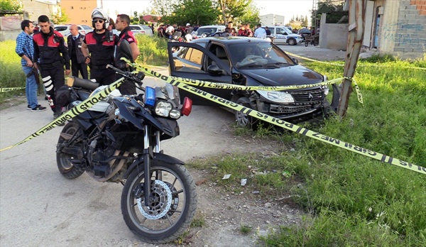 Otomobille polis motosikletine çarpıp kaçan zanlılar vurularak yakalandı