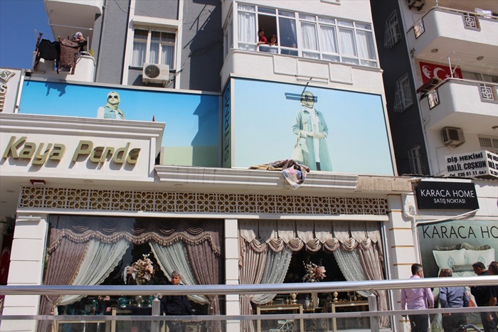 Pencereden düşen halıyı almaya çalışırken ağır yaralandı