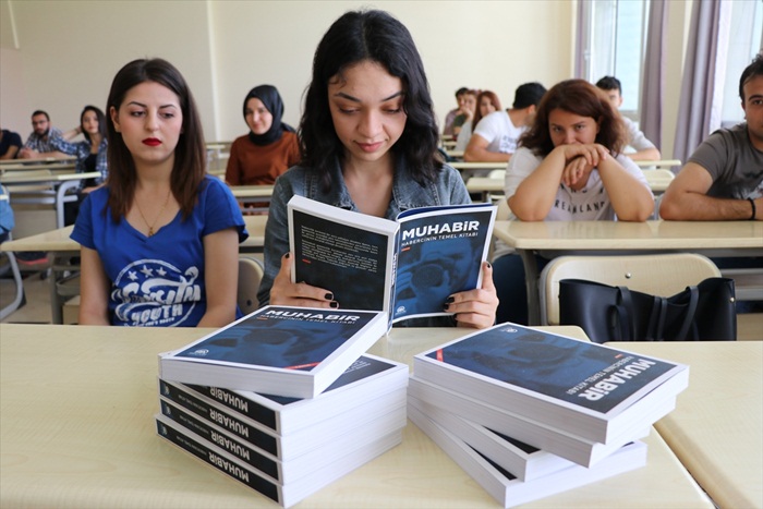 AA'nın "Muhabir" kitabı gazetecilik bölümü öğrencilerine dağıtıldı