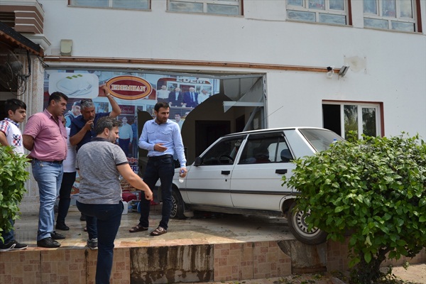 Otomobil pastaneye girdi: 3 yaralı