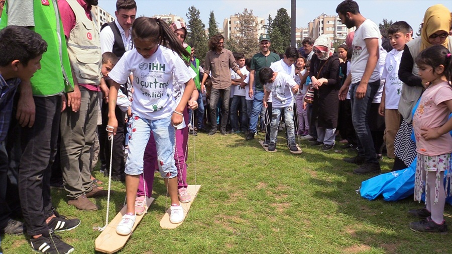 Adana'da yetimler oyunda buluştu..