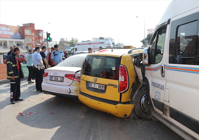 Adana'da trafik kazası: 10 yaralı