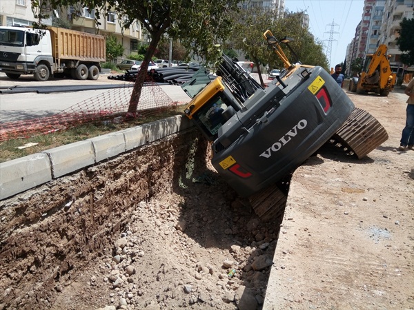 Kazı yapan iş makinesi devrildi: 1 yaralı