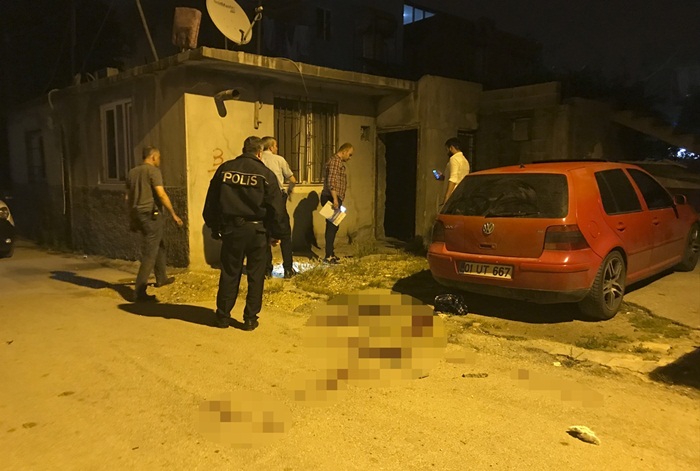 Adana'da boğazından bıçakla yaralanan kişi hastaneye kaldırıldı