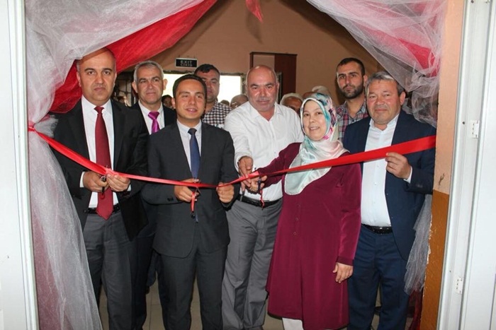 Karaisalı Halk Eğitimi Merkezi'nde yıl sonu sergisi açıldı  