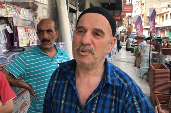 Kontrolden çıkan otomobilin yayalara çarpması kamerada
