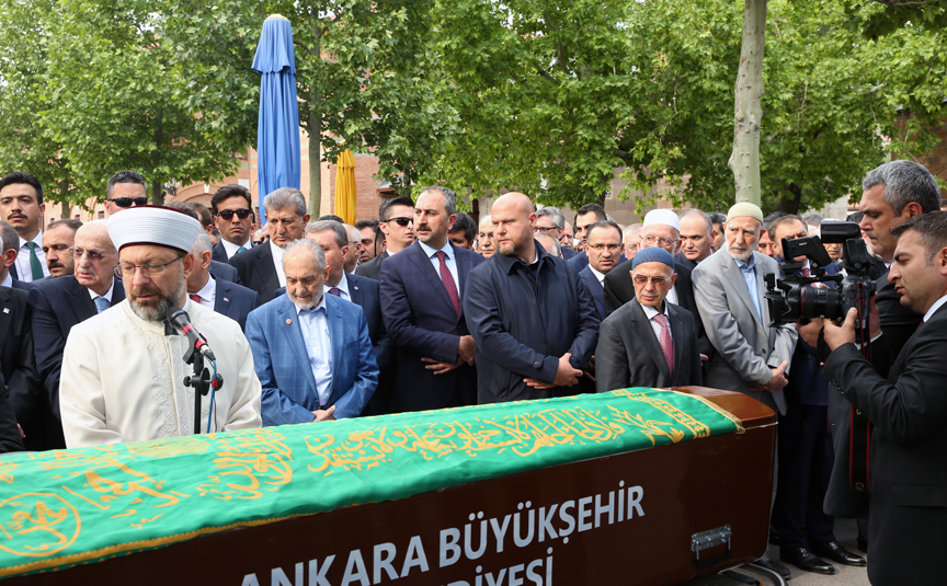 Eski Bakan Ayhan için cenaze namazı kılındı