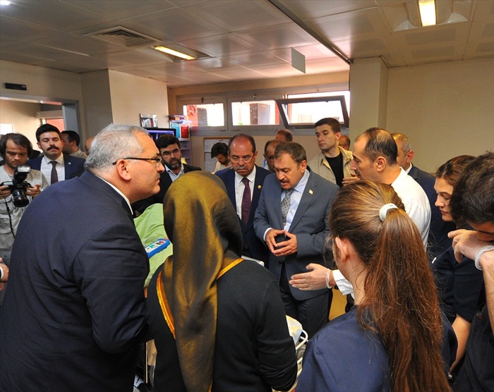 Bakanın katıldığı törenden dönerken kaza geçirdiler