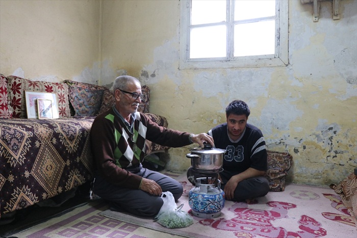 Yuvadan geri aldığı engelli oğluna 22 yıldır gözü gibi bakıyor