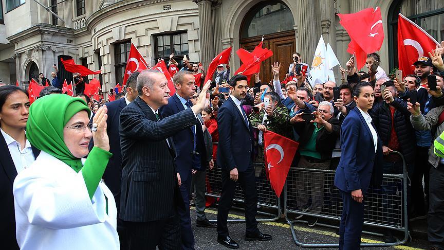 İngiltere'deki Türklerden Erdoğan'a sevgi gösterisi