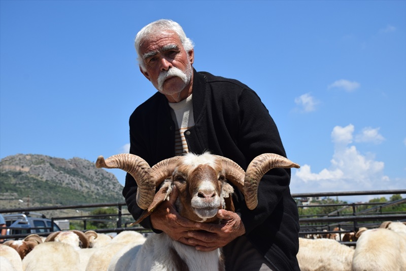 Adana Büyükşehir Belediyesinden çiftçiye destek