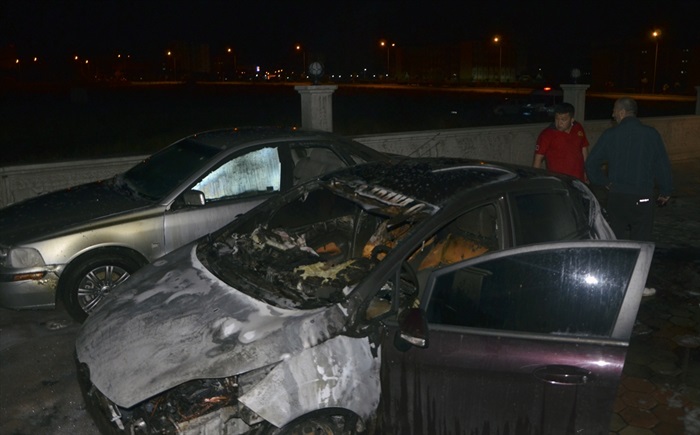 Adana'da park halindeki üç otomobil yandı