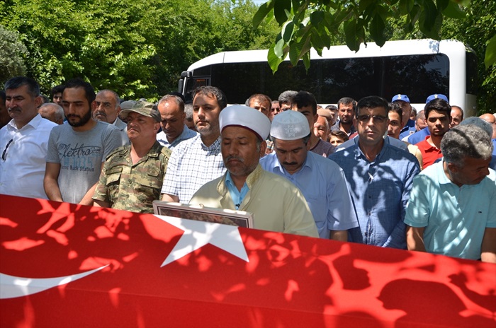 Kore gazisinin cenaze namazını oğlu kıldırdı