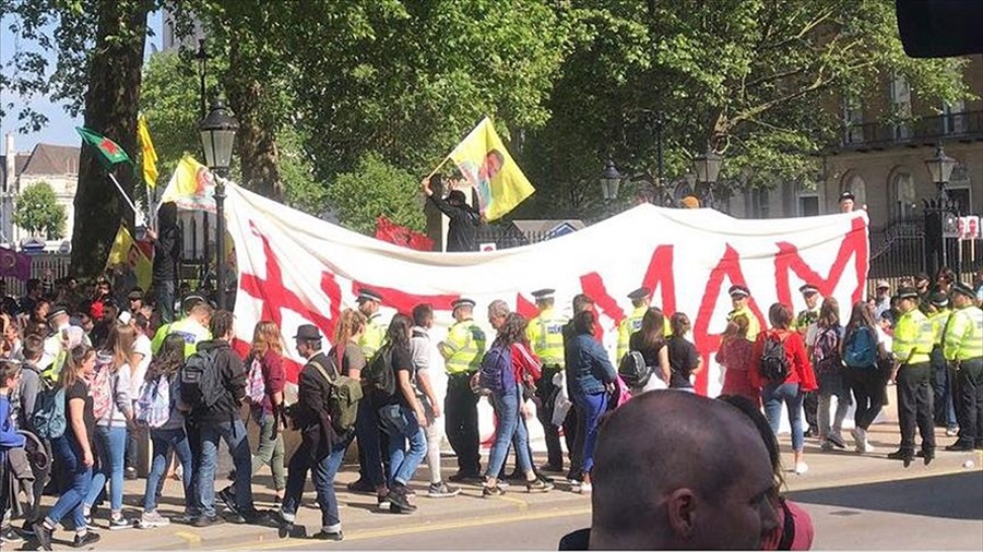 PKK yandaşları Londra'da 'tamam' pankartı açtı