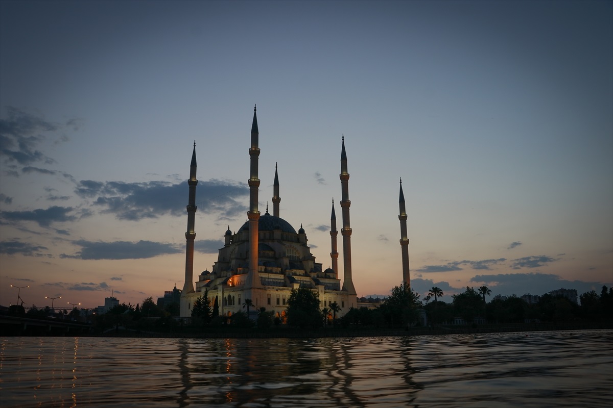 90 bin camide eş zamanlı olarak sela okundu