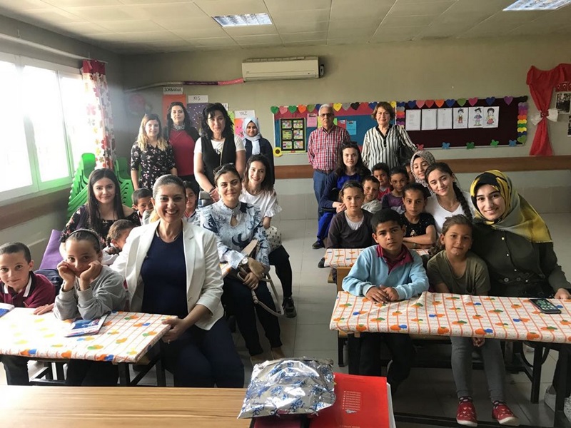 ÇÜ Öğrencileri “Karataş Damla Pınar İlkokulu” Yararına Kermes Düzenledi..