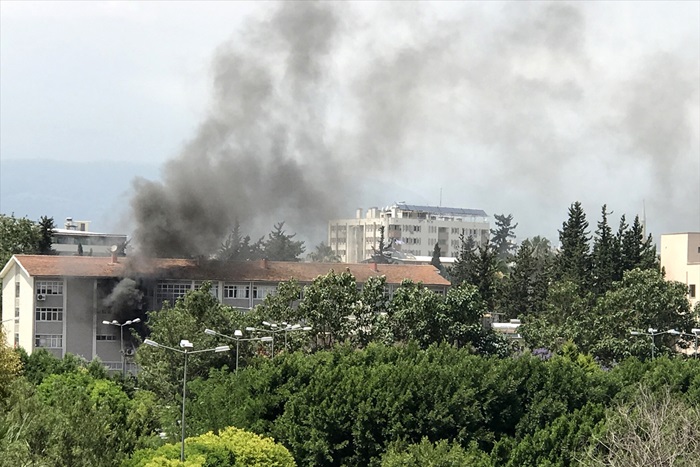 Mersin'de lisede yangın