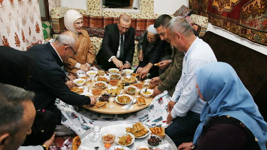 Cumhurbaşkanı Erdoğan orucunu yer sofrasında açtı