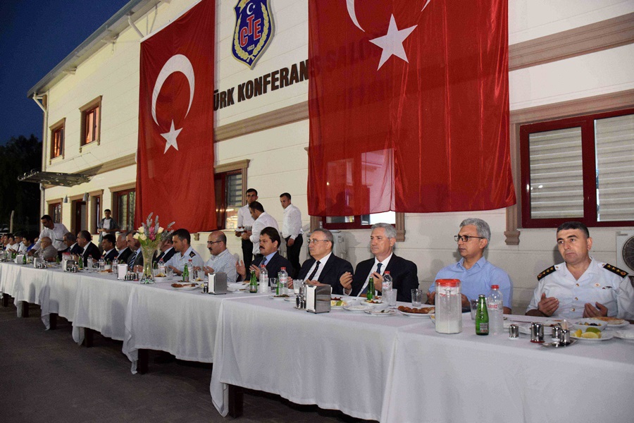 Cezaevi iftarında ilahi ve marşlar mest etti  