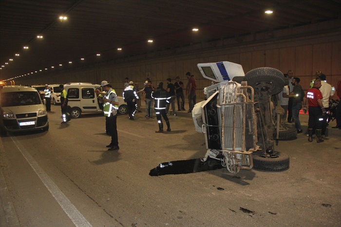 Adana'da zırhlı polis aracı devrildi: 2 yaralı