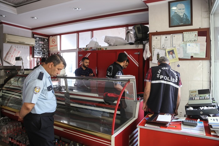 Hırsızlar kasapta para bulamayınca etleri çaldı