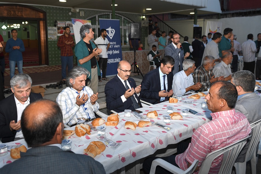 Vali Demirtaş, İftarda Vatandaşlar İle Bir Araya Geldi