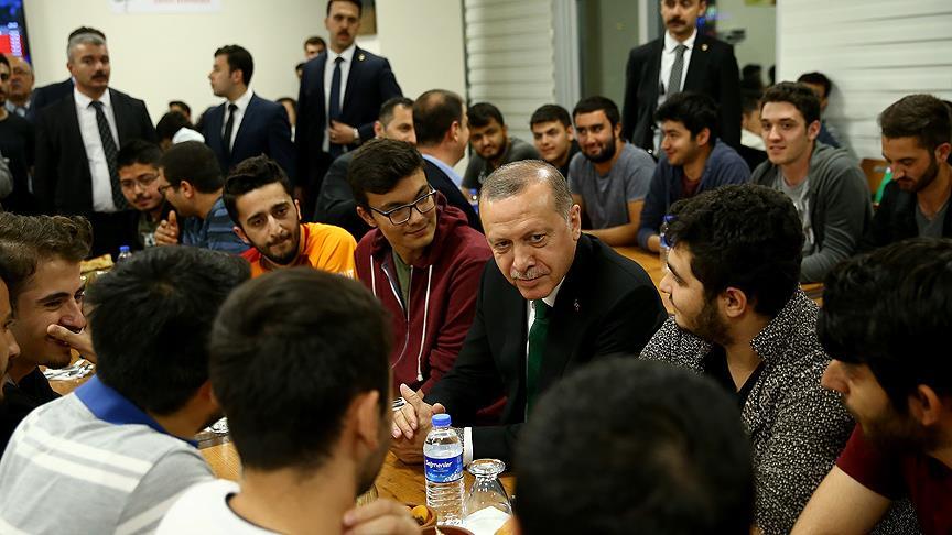 Cumhurbaşkanı Erdoğan'dan gençlere sahur sürprizi