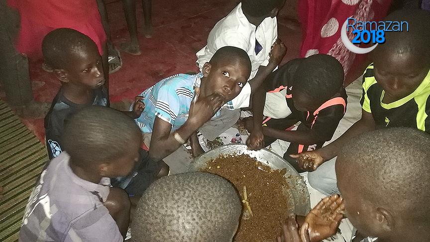 Türk Kızılayından Senegal'de yetimlere iftar