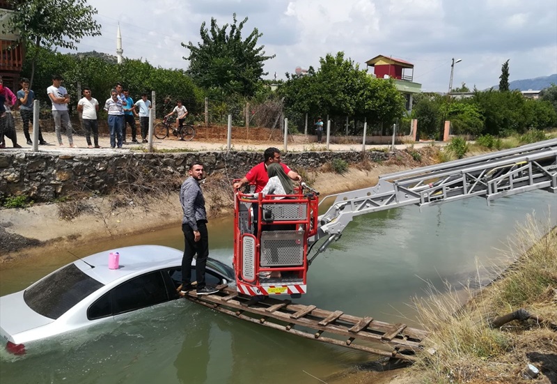 Sulama kanalına devrilen otomobildeki iki kişi kurtarıldı