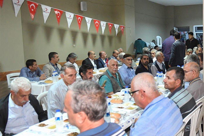 Vali Demirtaş, Kiremithane Mahallesi'nde Düzenlenen İftar Programına Katıldı