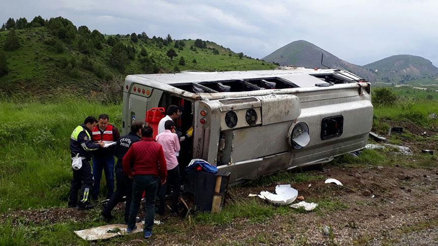 Erzincan'da midibüs devrildi: 1 ölü, 13 yaralı