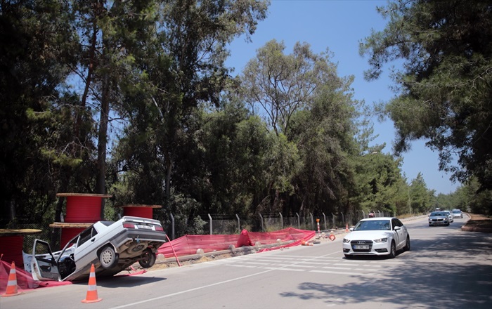 Otomobil çukura devrildi: 1 yaralı