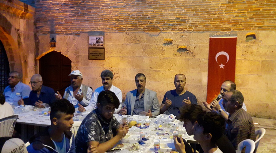 Adana Vakıflar Bölge Müdürlüğü Ulu Camii Yanında İftar Verdi