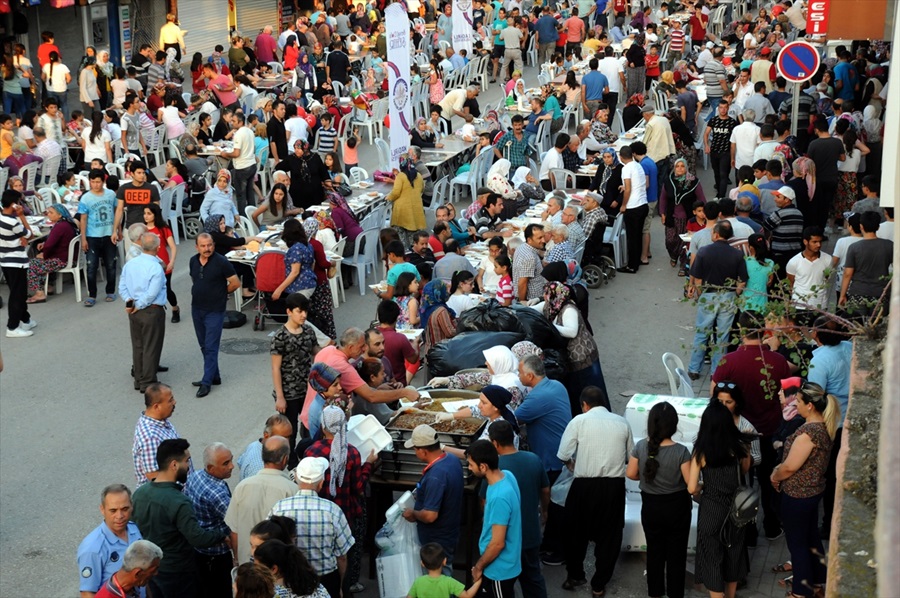 Kadirli'de geleneksel sokak iftarı