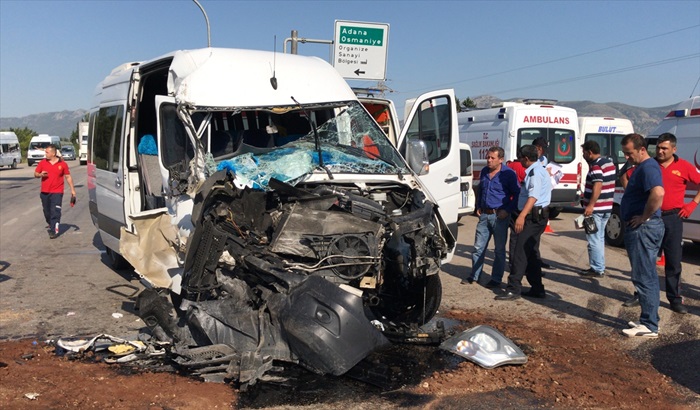 Adana'da kamyonla yolcu minibüsü çarpıştı: 6 yaralı
