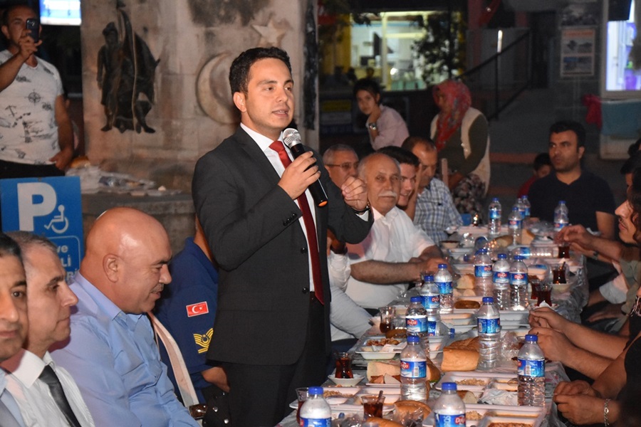 Karaisalı Kaymakamlığı Merkezde İftar Programı Düzenledi