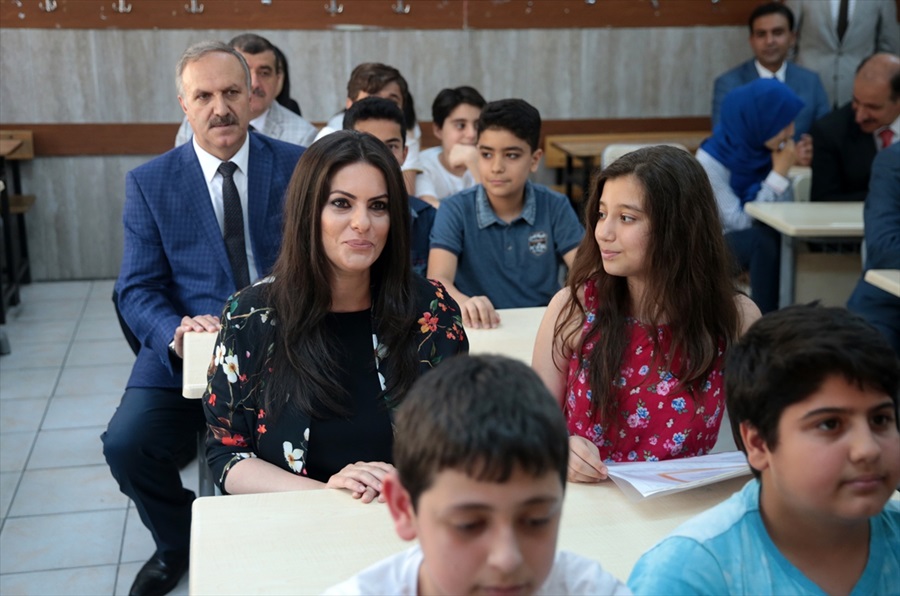Bakan Sarıeroğlu, mezun olduğu okulda karne dağıttı