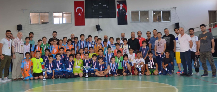 Adana’da Okullar arası Küçük Kızlar ve Erkekler Futsal Müsabakaları tamamlandı