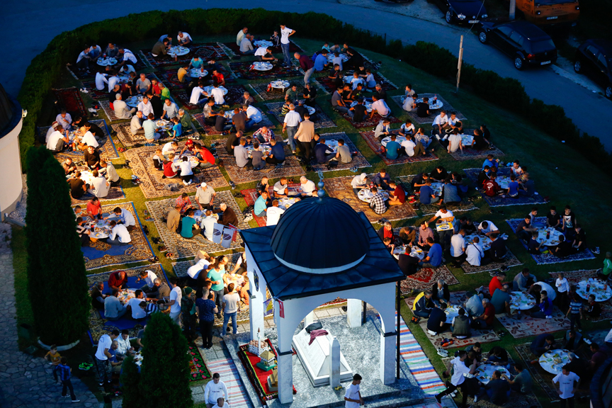 Bosna Hersek'in 'yerde çiçekler açtıran' iftar sofrası