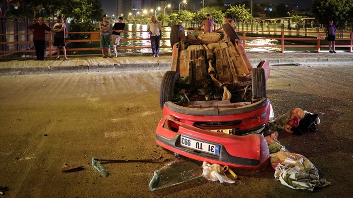 Adana'da ambulansla çarpışan otomobil devrildi: 1 yaralı