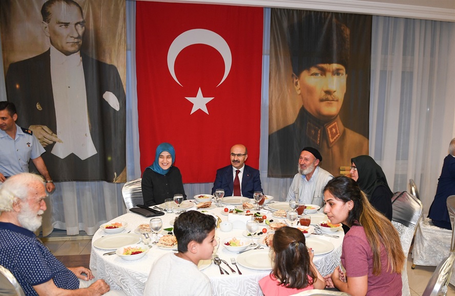 Vali Demirtaş, Şehit Aileleri Onuruna Düzenlenen İftar Programına Katıldı.