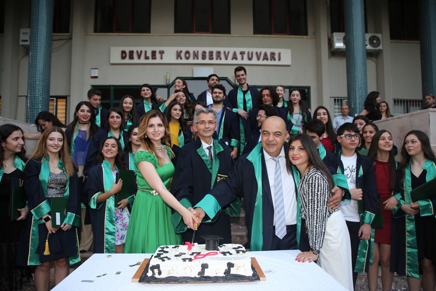 ÇÜ Devlet Konservatuvarı’nda Şenlik Havasında Mezuniyet Kutlaması