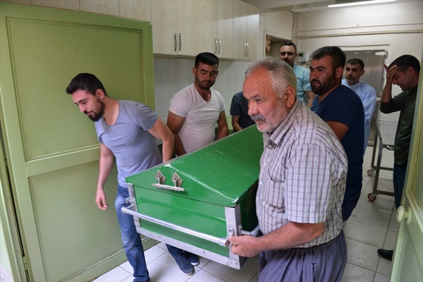 Babasının tabancasıyla oynarken kardeşini vurdu