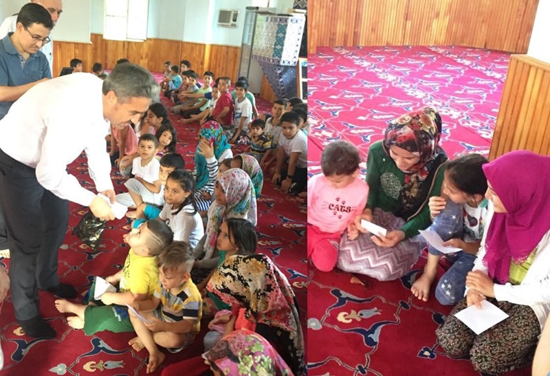 İmam maaşını çocuklara bayram harçlığı olarak dağıttı   