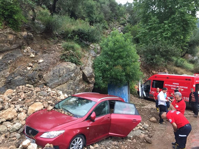 Adana'da sağanak toprak kaymasına neden oldu