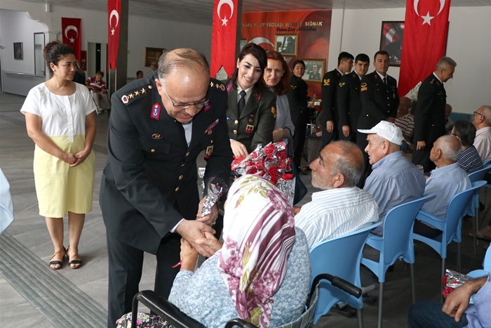 Jandarma Personelinden Huzurevinde Kalan Yaşlıları Ziyaret