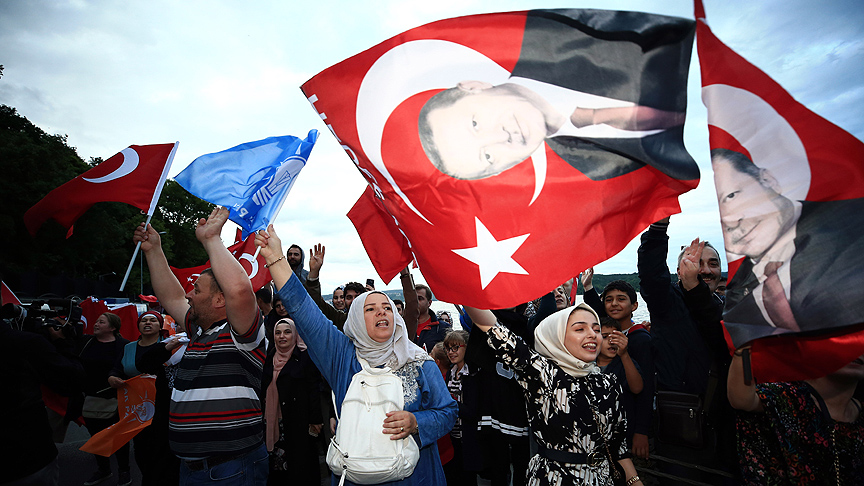 Seçim sonuçları yurt genelinde kutlanıyor