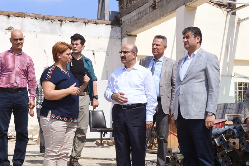 Vali Demirtaş, Adana Müze Kompleksi'nde..